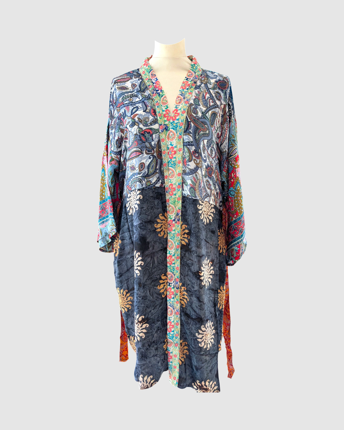 Kort silke kimono fra kvindekooperativet i Indien - Alba