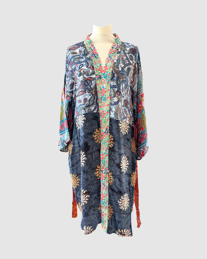 Kort silke kimono fra kvindekooperativet i Indien - Alba