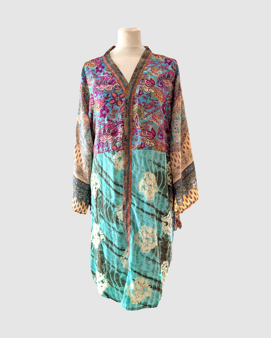 Kort silke kimono fra kvindekooperativet i Indien - Joy