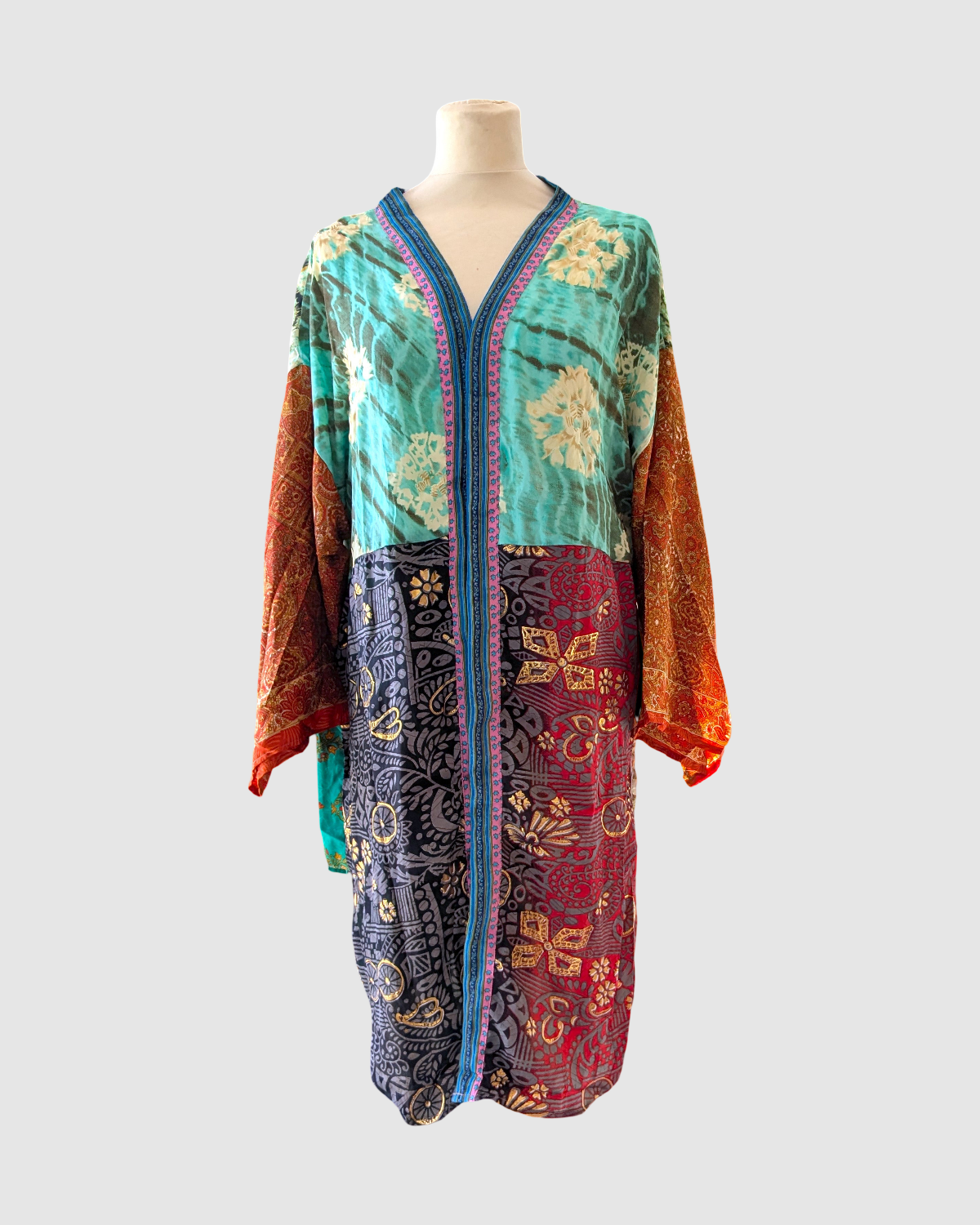 Kort silke kimono fra kvindekooperativet i Indien - Edel