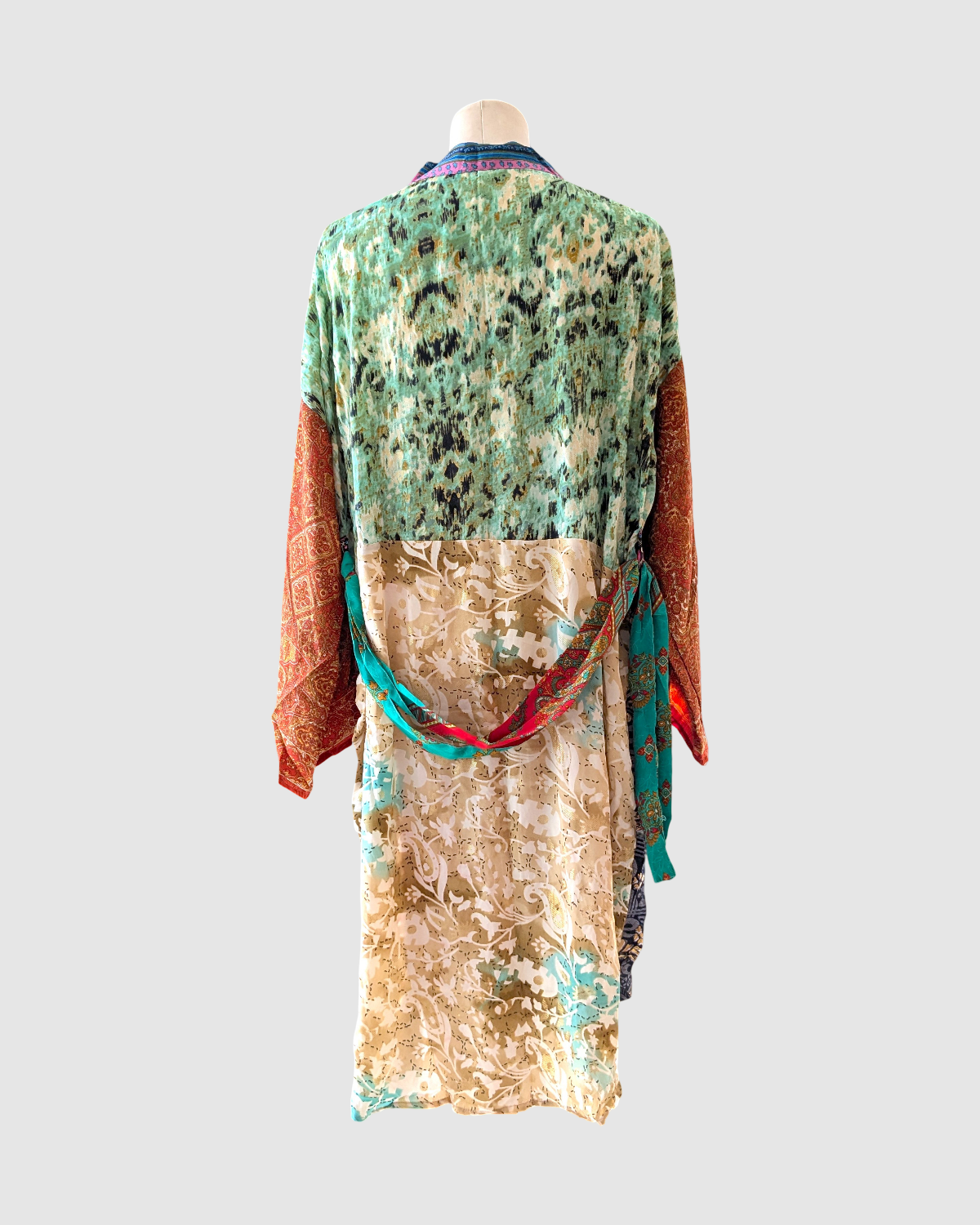 Kort silke kimono fra kvindekooperativet i Indien - Edel