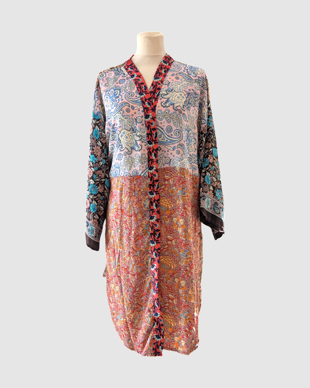 Kort silke kimono fra kvindekooperativet i Indien - Kesi