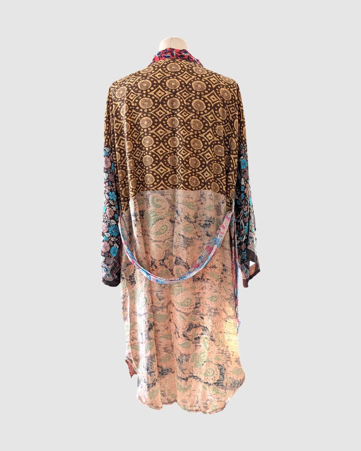 Kort silke kimono fra kvindekooperativet i Indien - Kesi