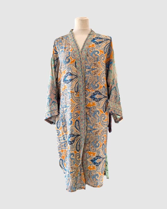 Kort silke kimono fra kvindekooperativet i Indien - Alba