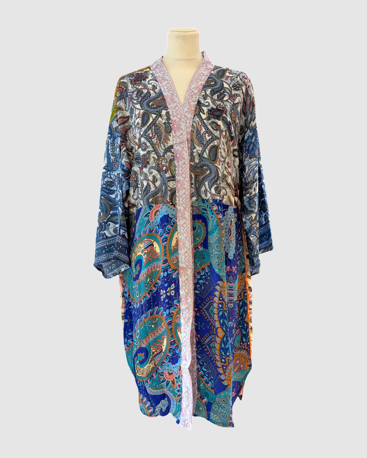 Kort silke kimono fra kvindekooperativet i Indien - Naja