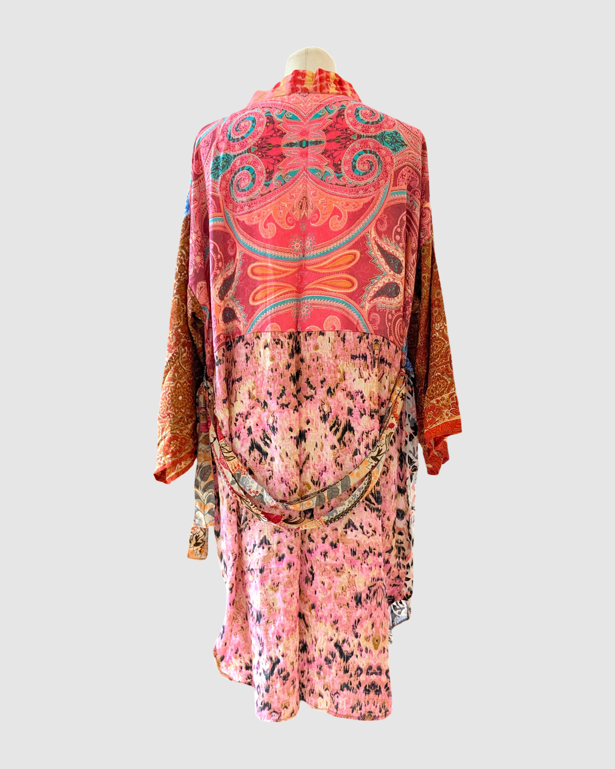 Kort silke kimono fra kvindekooperativet i Indien - Tilde
