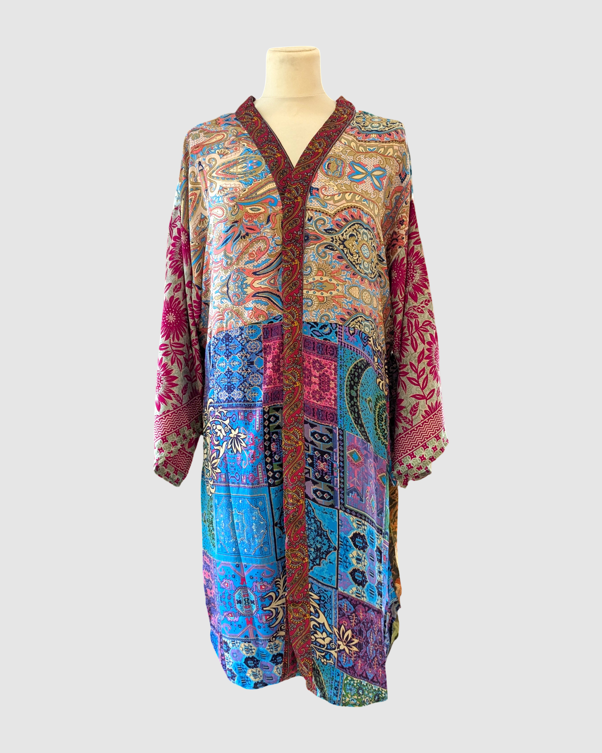 Kort silke kimono fra kvindekooperativet i Indien - Selma