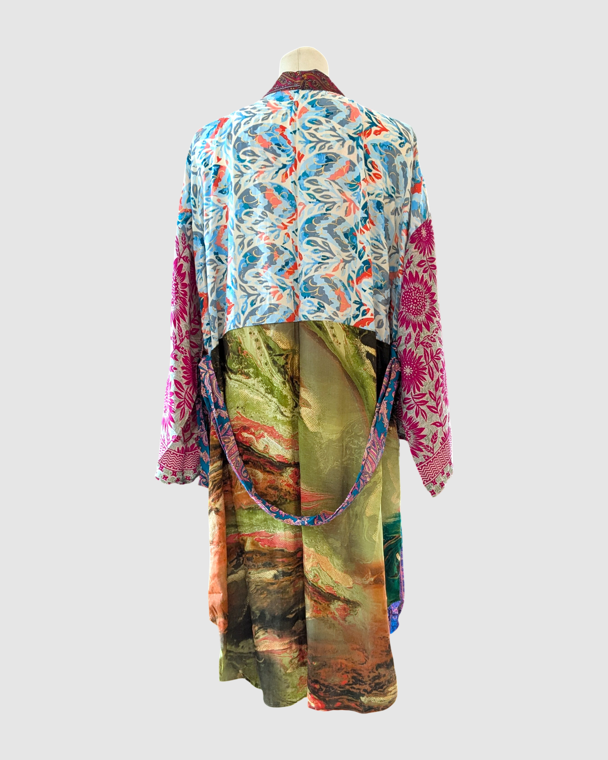 Kort silke kimono fra kvindekooperativet i Indien - Selma