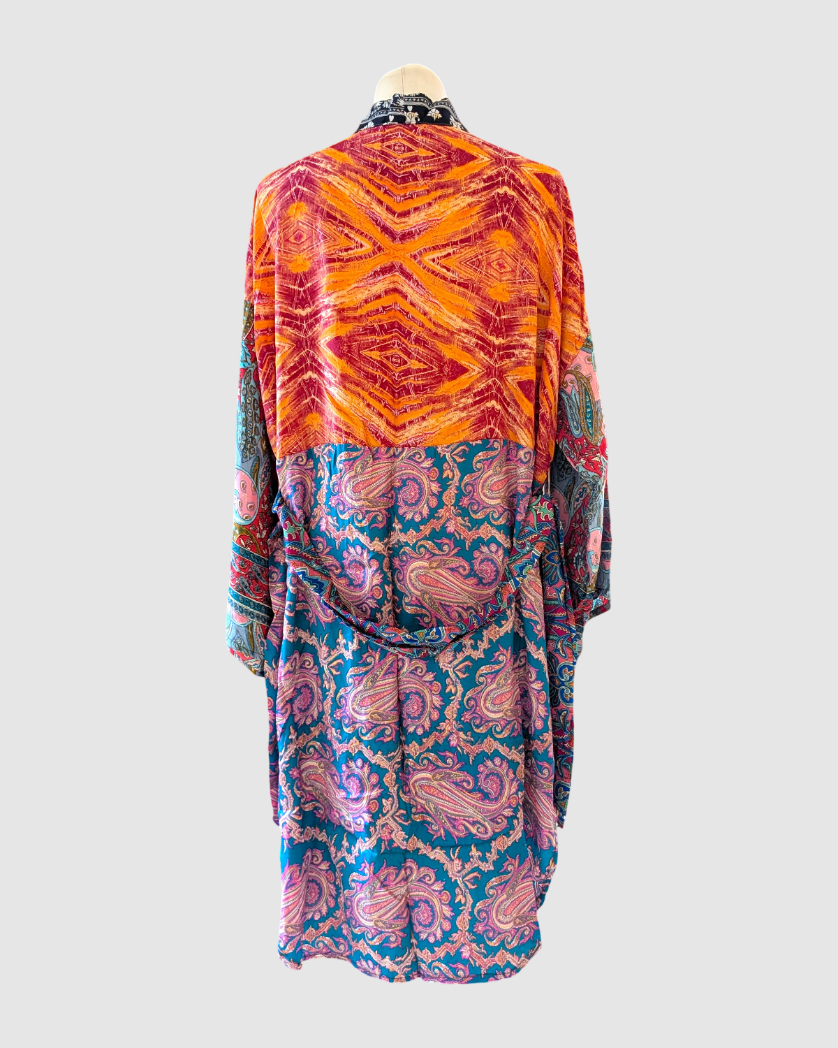 Kort silke kimono fra kvindekooperativet i Indien - Vera
