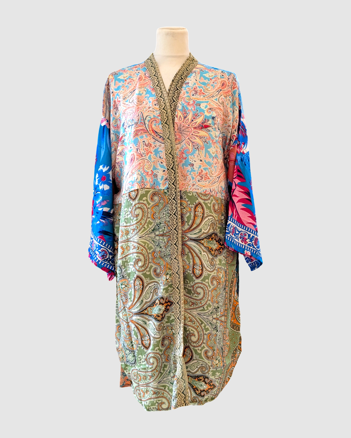 Kort silke kimono fra kvindekooperativet i Indien - Kaia