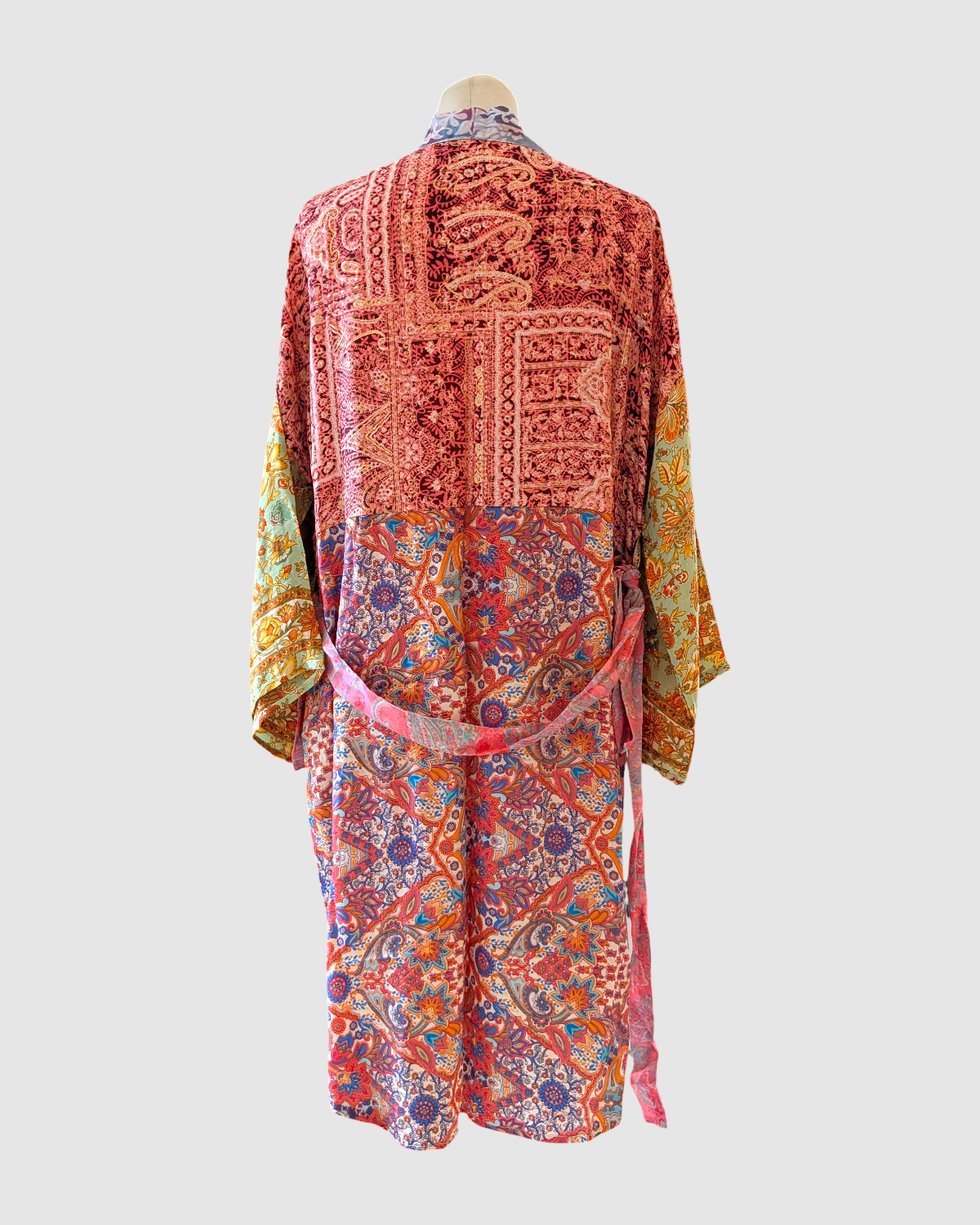 Kort silke kimono fra kvindekooperativet i Indien - Luna