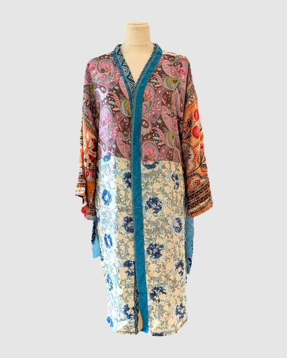 Kort silke kimono fra kvindekooperativet i Indien - Vivi