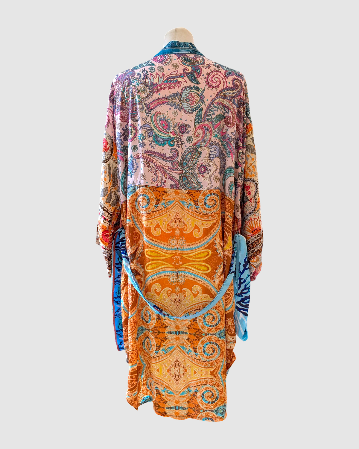 Kort silke kimono fra kvindekooperativet i Indien - Vivi