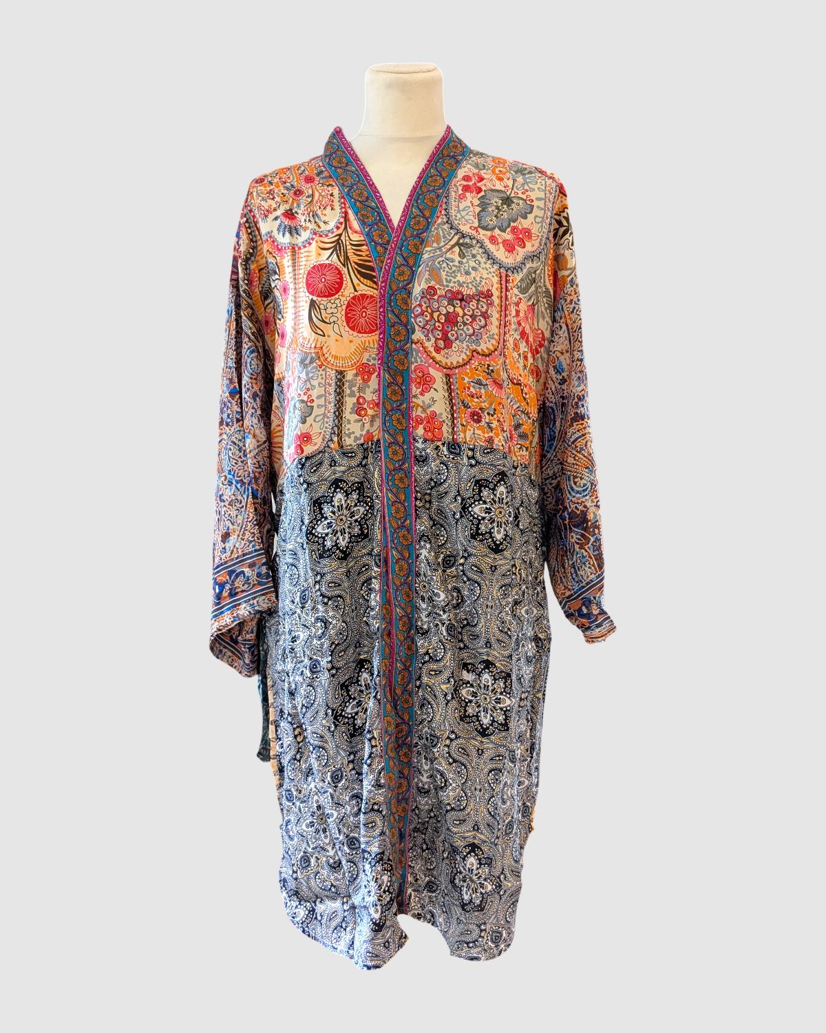 Kort silke kimono fra kvindekooperativet i Indien - Mahi