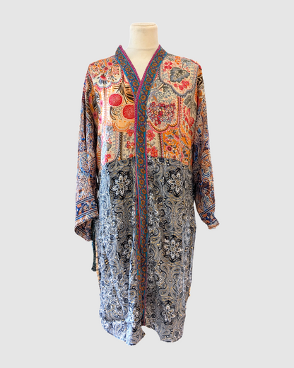 Kort silke kimono fra kvindekooperativet i Indien - Mahi