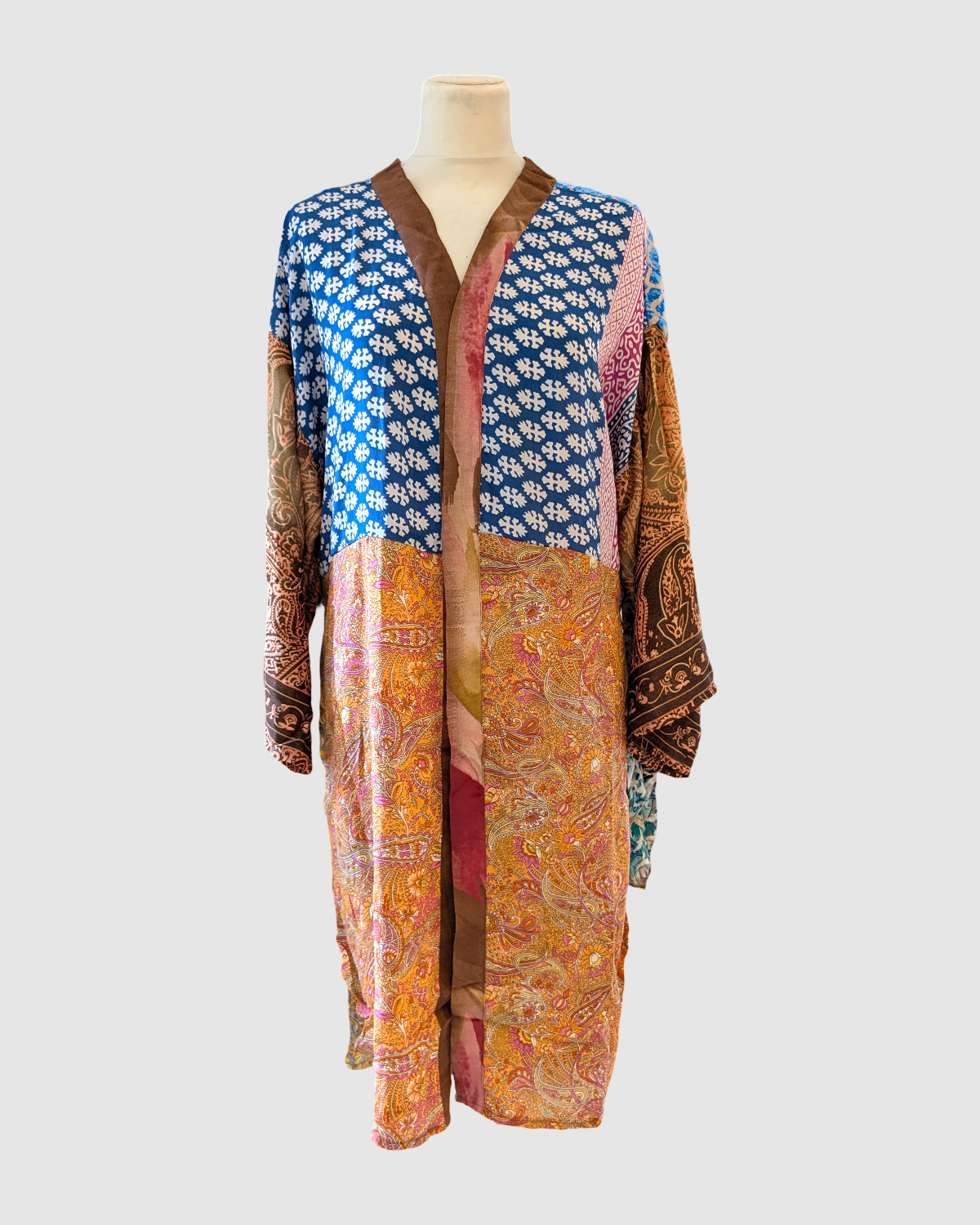 Kort silke kimono fra kvindekooperativet i Indien - Yara