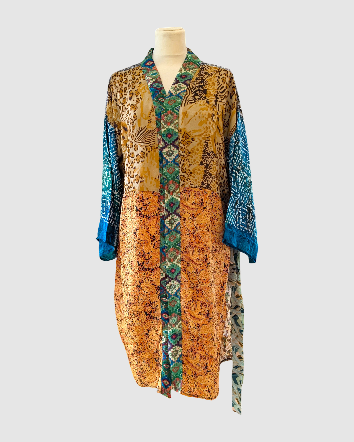 Kort silke kimono fra kvindekooperativet i Indien - Luca