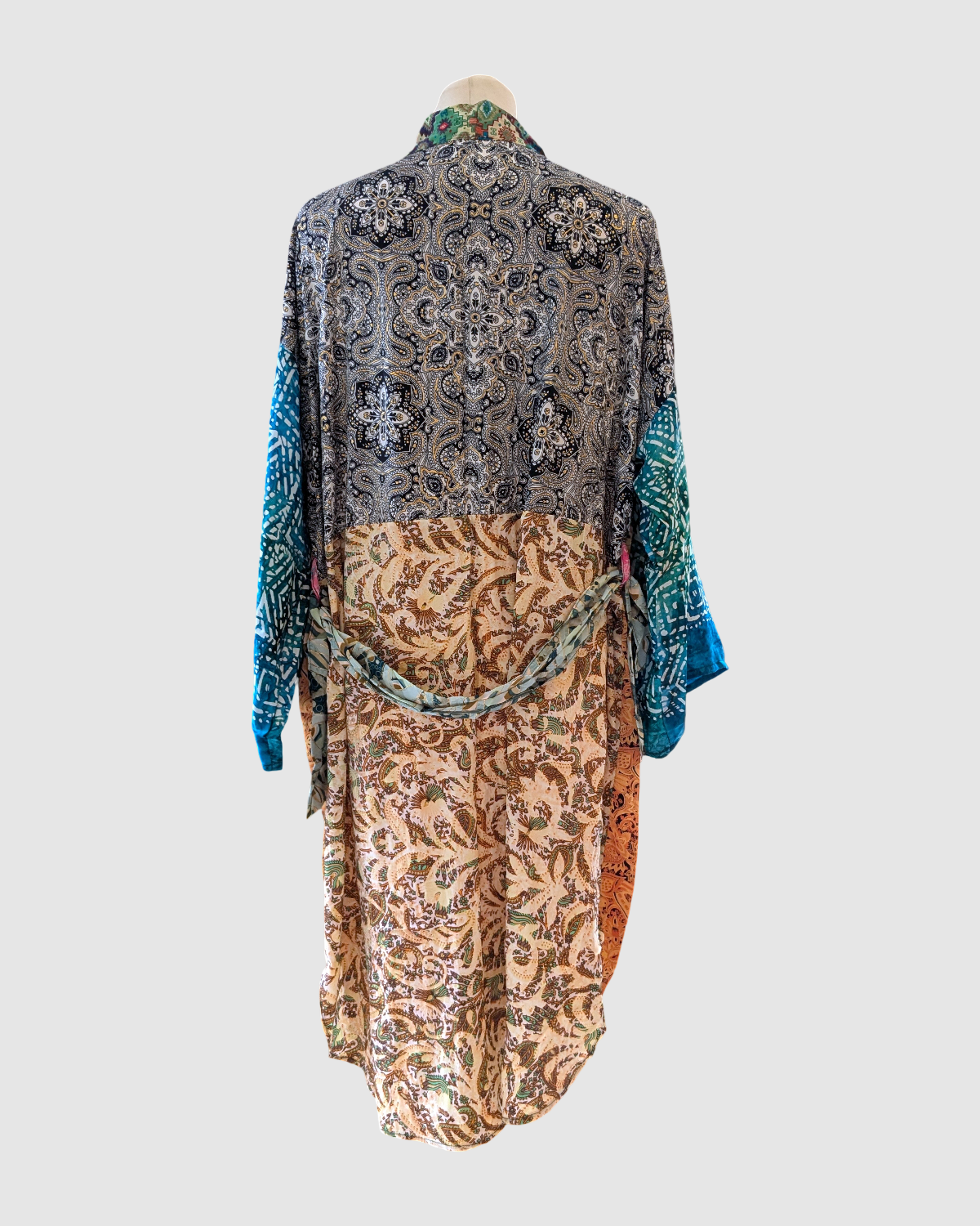Kort silke kimono fra kvindekooperativet i Indien - Luca