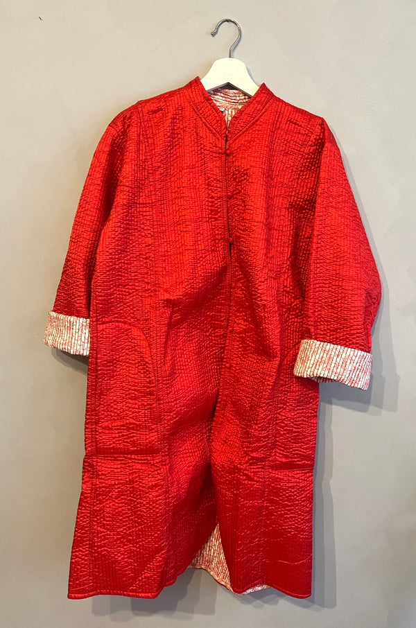 Lang rød blomstret indisk kantha frakke