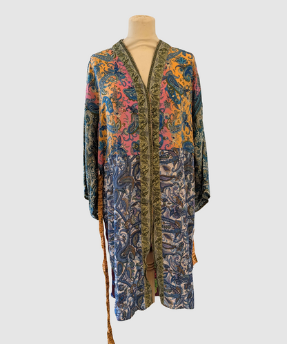 Kort silke kimono fra kvindekooperativet i Indien - Liva