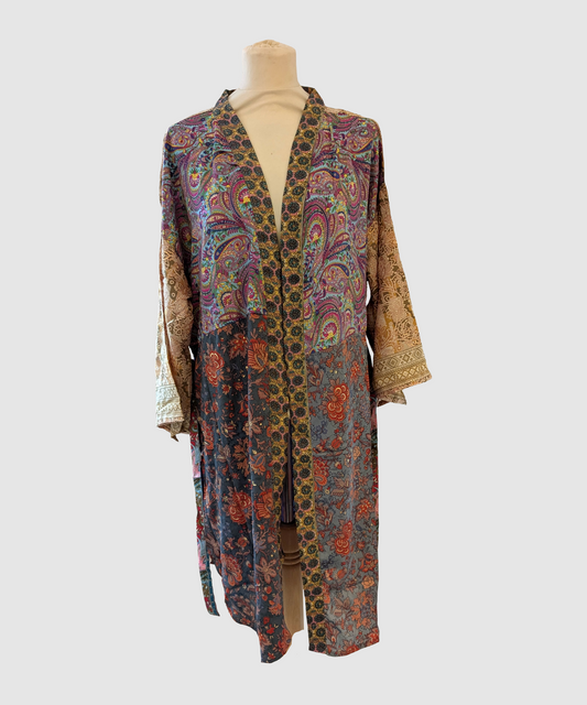 Kort silke kimono fra kvindekooperativet i Indien - Victoria