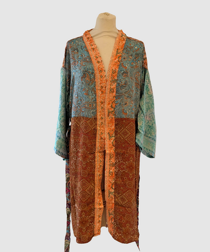 Kort silke kimono fra kvindekooperativet i Indien - Yuki
