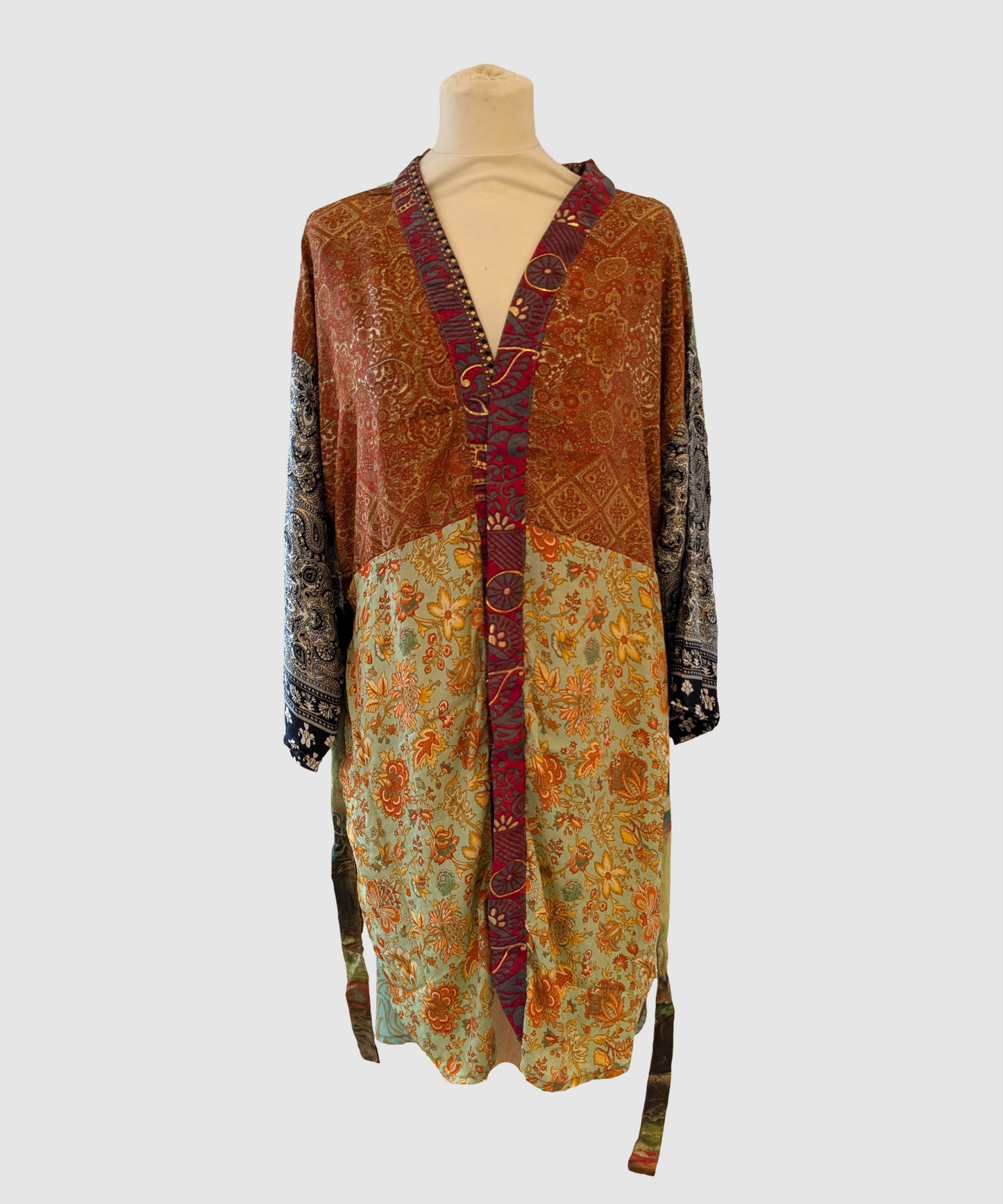 Kort silke kimono fra kvindekooperativet i Indien - Liv