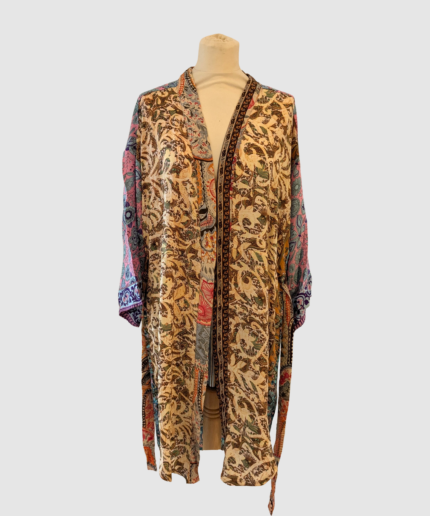 Kort silke kimono fra kvindekooperativet i Indien - Rosa