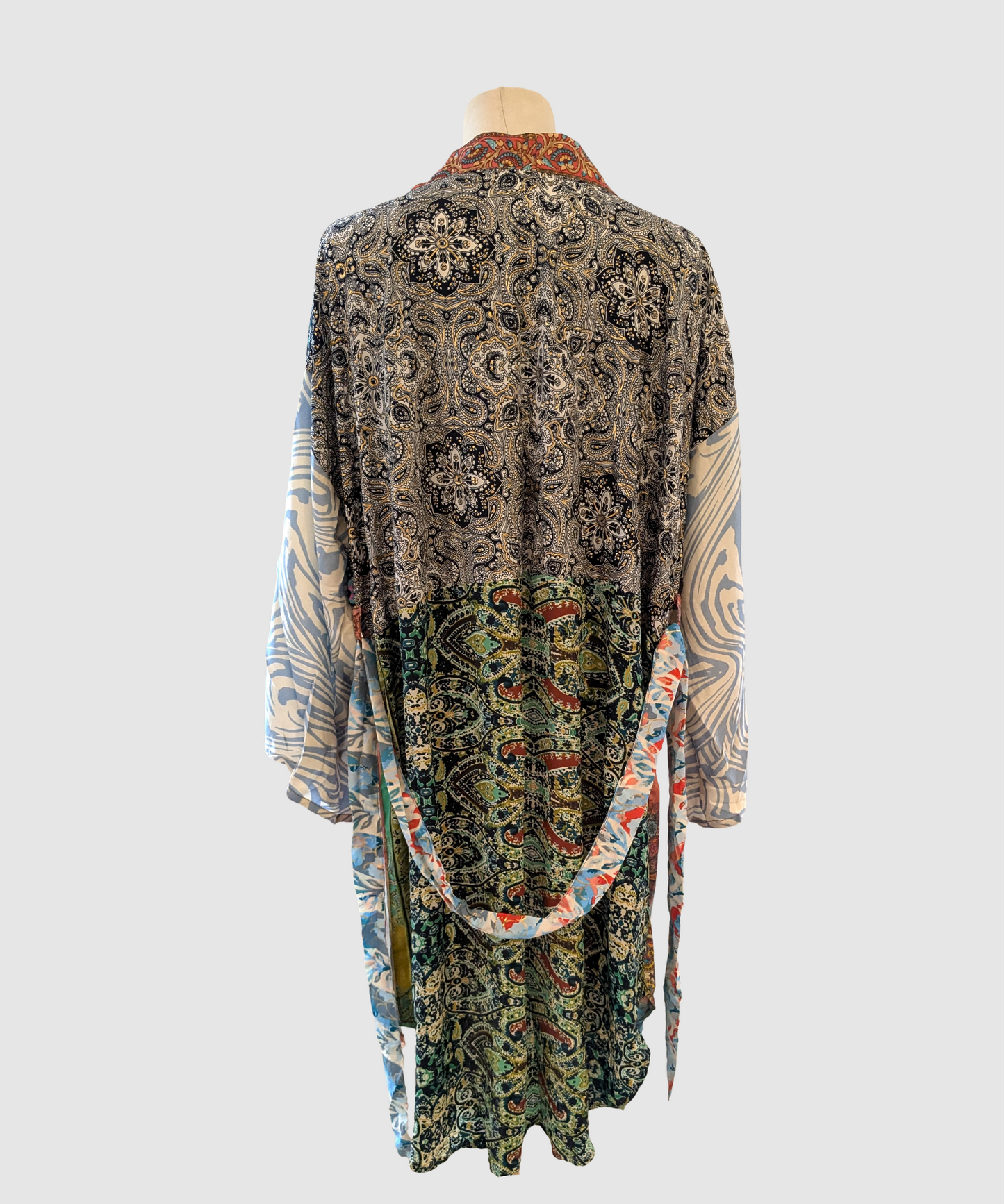 Kort silke kimono fra kvindekooperativet i Indien - Sam