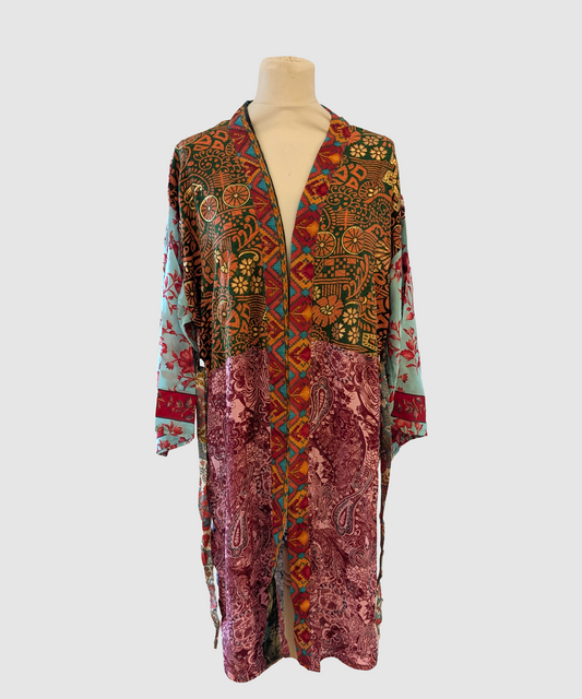 Kort silke kimono fra kvindekooperativet i Indien - Lea