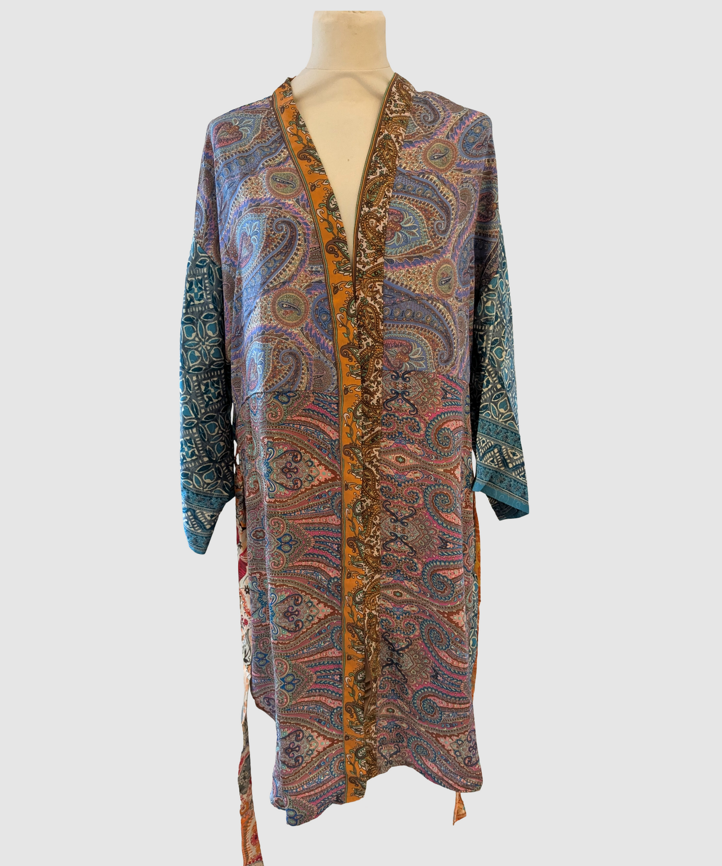 Kort silke kimono fra kvindekooperativet i Indien - Aya