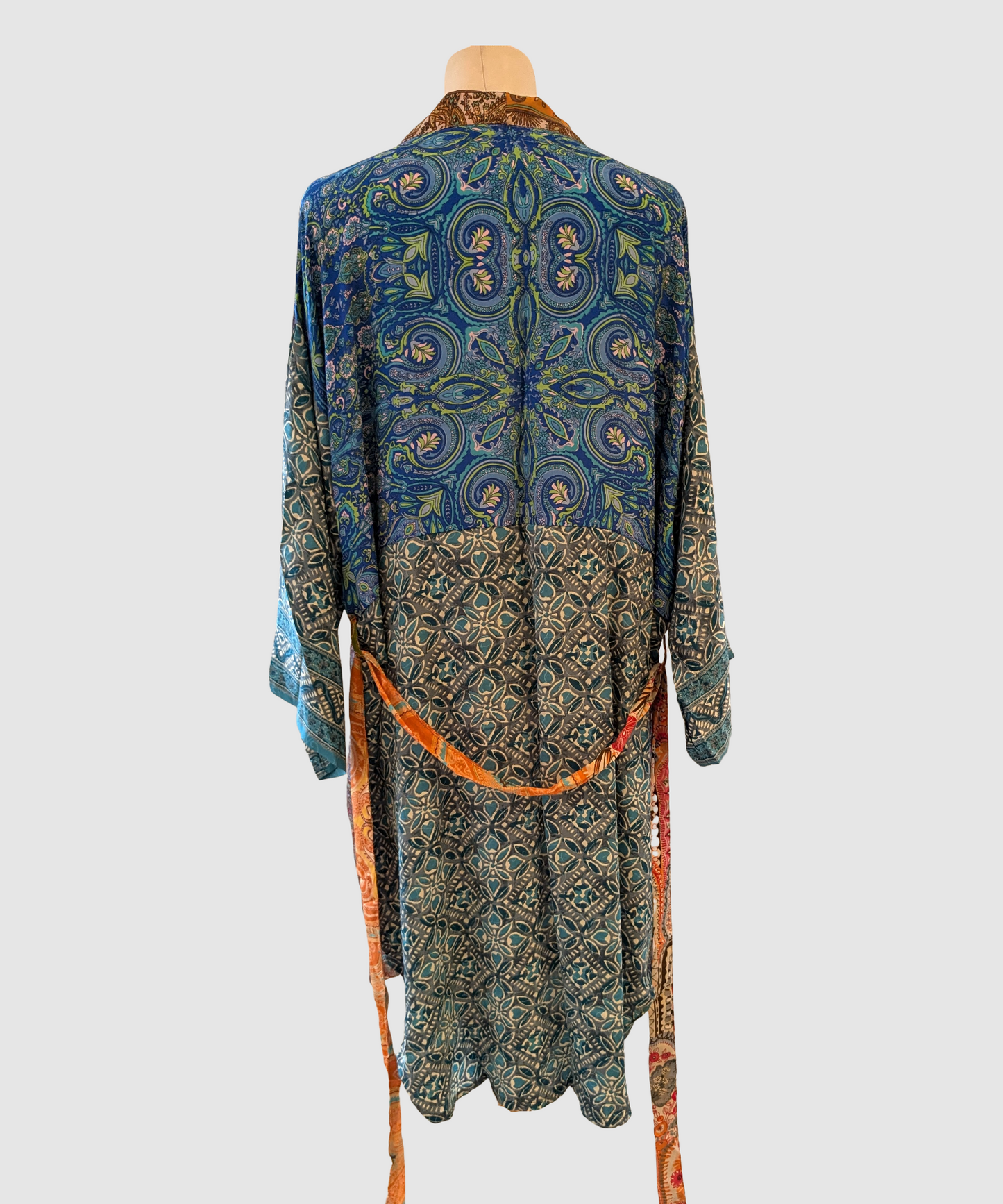 Kort silke kimono fra kvindekooperativet i Indien - Aya