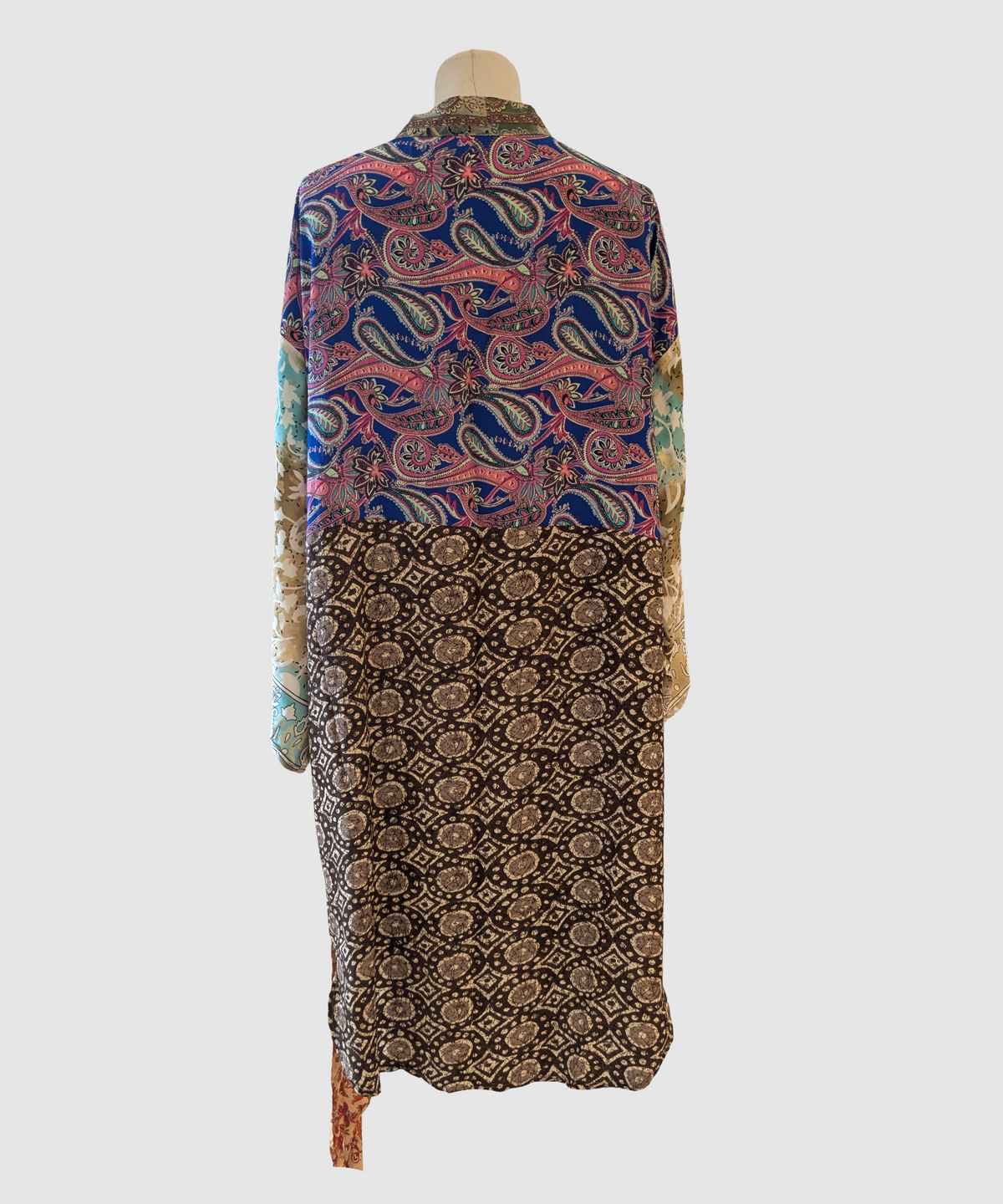 Kort silke kimono fra kvindekooperativet i Indien - Frida
