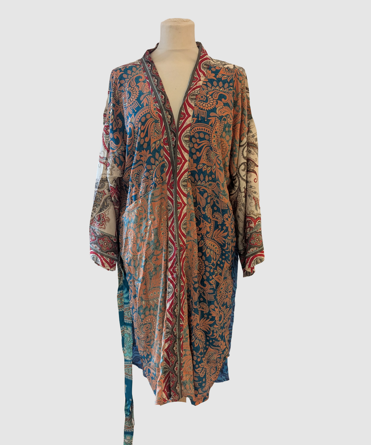Kort silke kimono fra kvindekooperativet i Indien - Kira