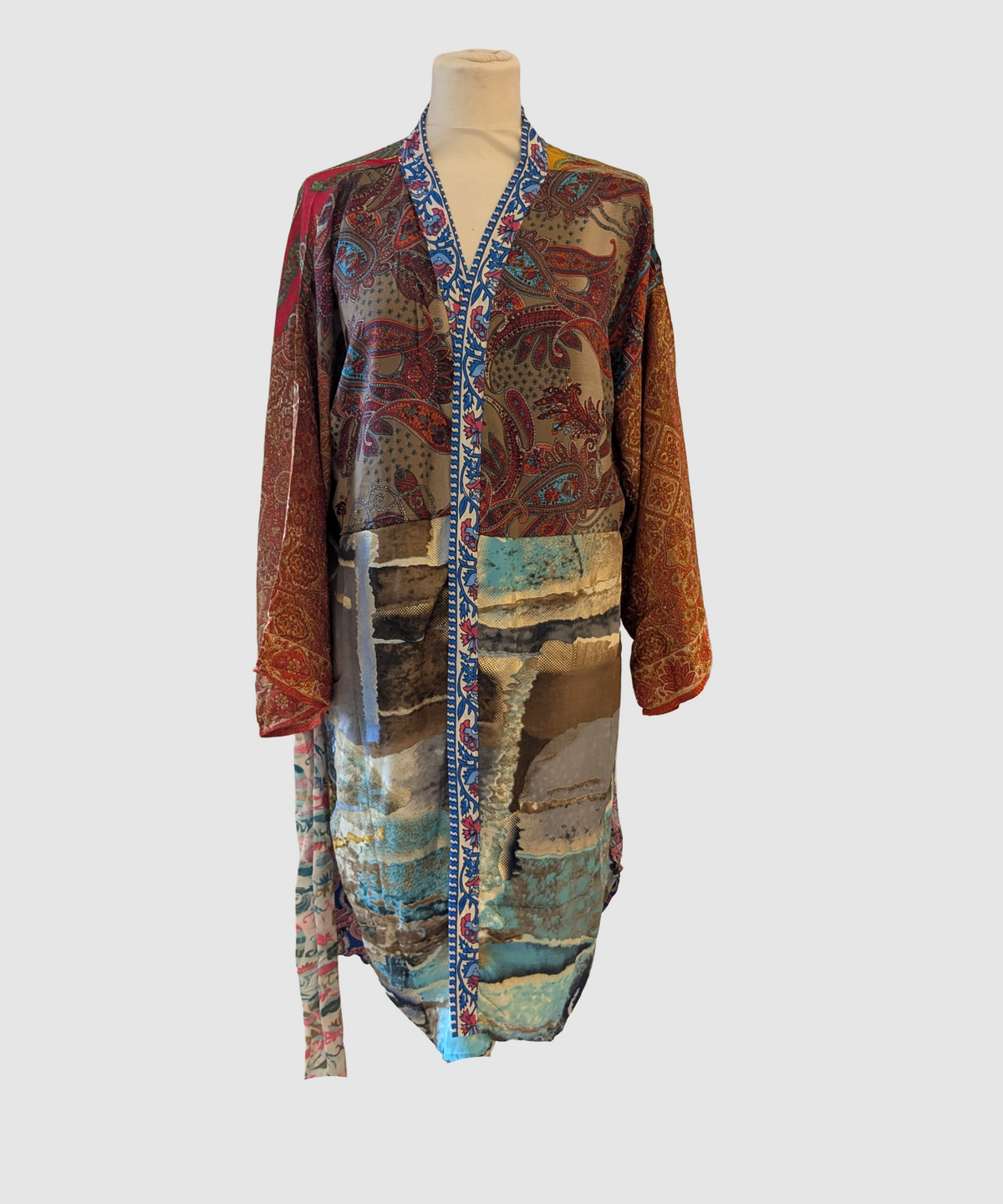 Kort silke kimono fra kvindekooperativet i Indien - Olivia