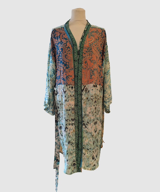 Kort silke kimono fra kvindekooperativet i Indien - Kia