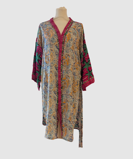 Kort silke kimono fra kvindekooperativet i Indien - Anaya