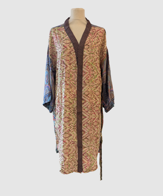 Kort silke kimono fra kvindekooperativet i Indien - Kaya