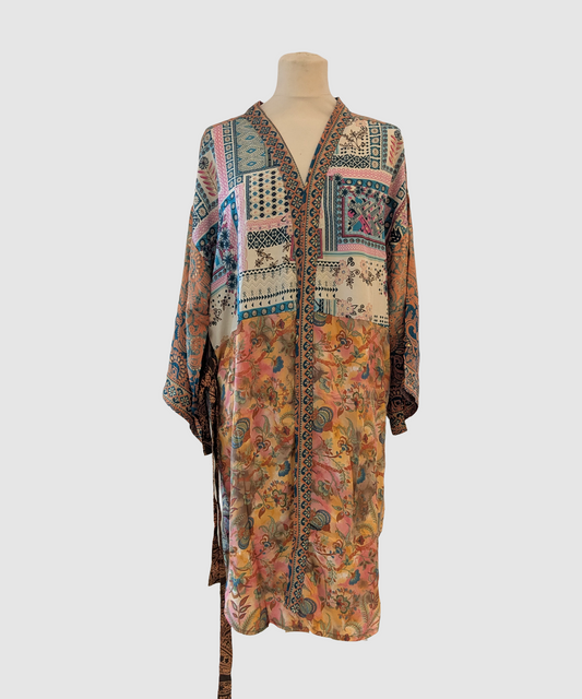 Kort silke kimono fra kvindekooperativet i Indien - Ada