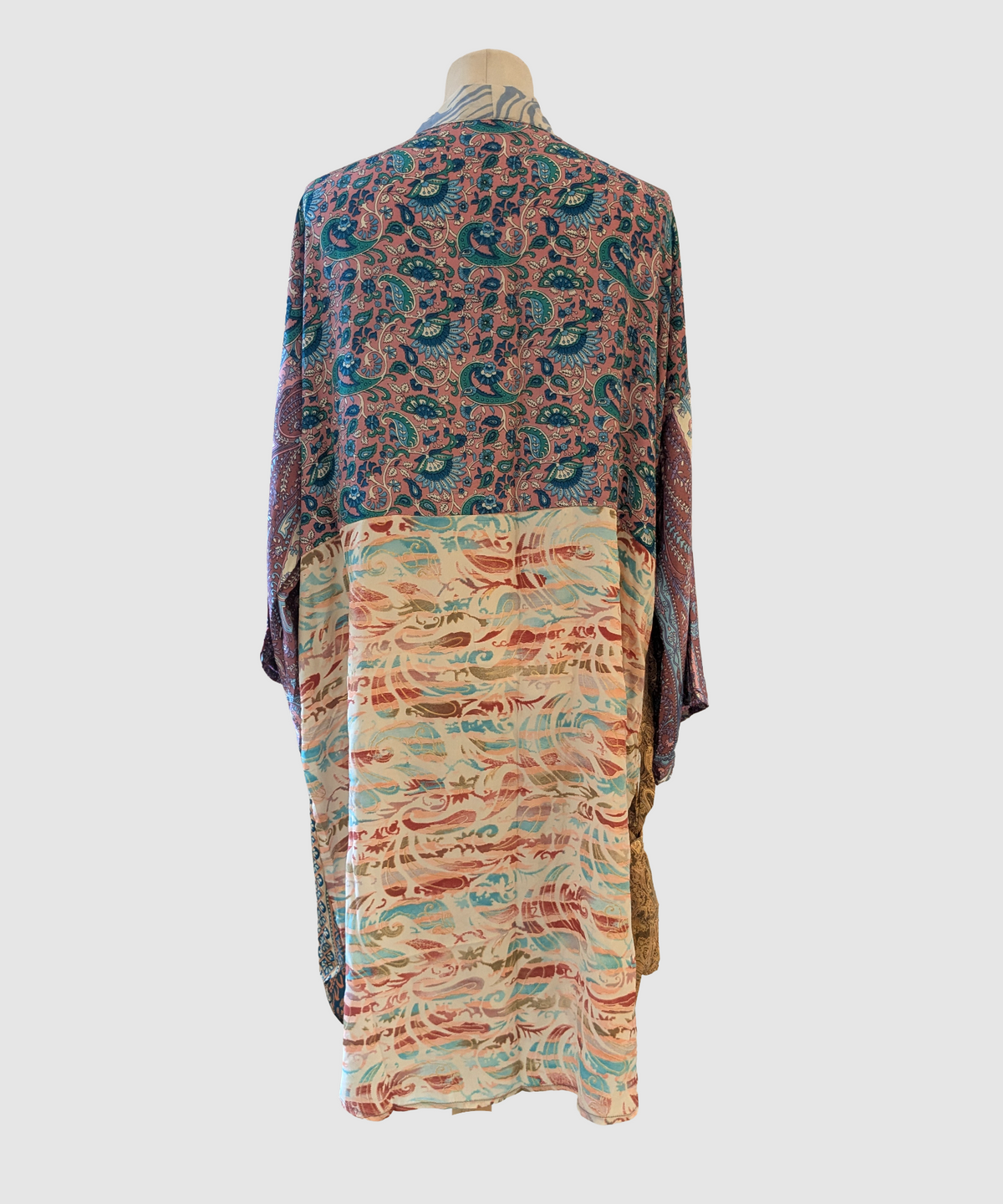 Kort silke kimono fra kvindekooperativet i Indien - Tanvi