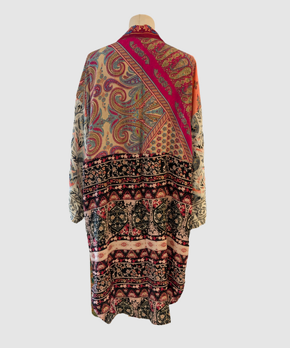 Kort silke kimono fra kvindekooperativet i Indien - Noa