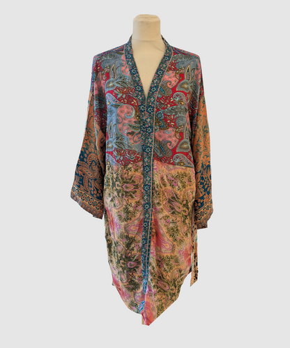 Kort silke kimono fra kvindekooperativet i Indien - Lærke