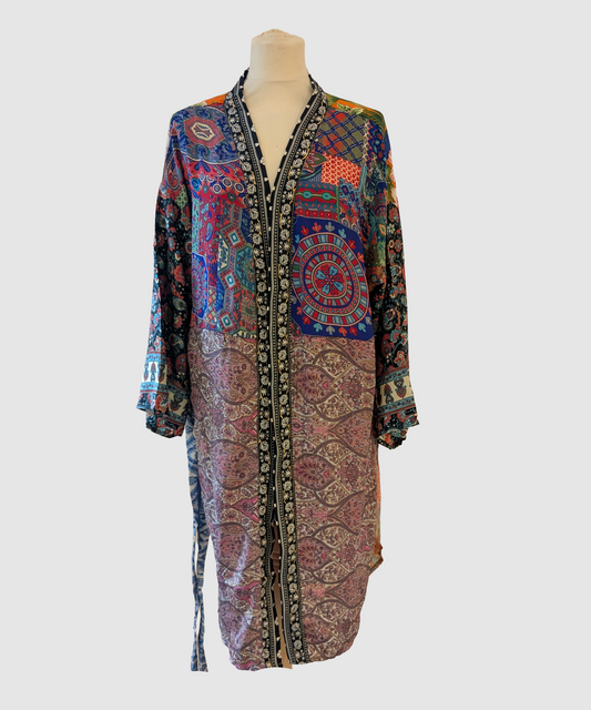 Kort silke kimono fra kvindekooperativet i Indien - Kima