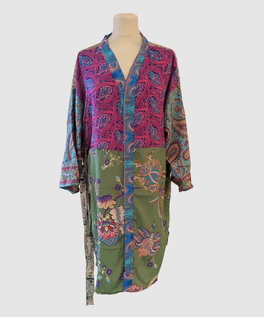 Kort silke kimono fra kvindekooperativet i Indien - Gry