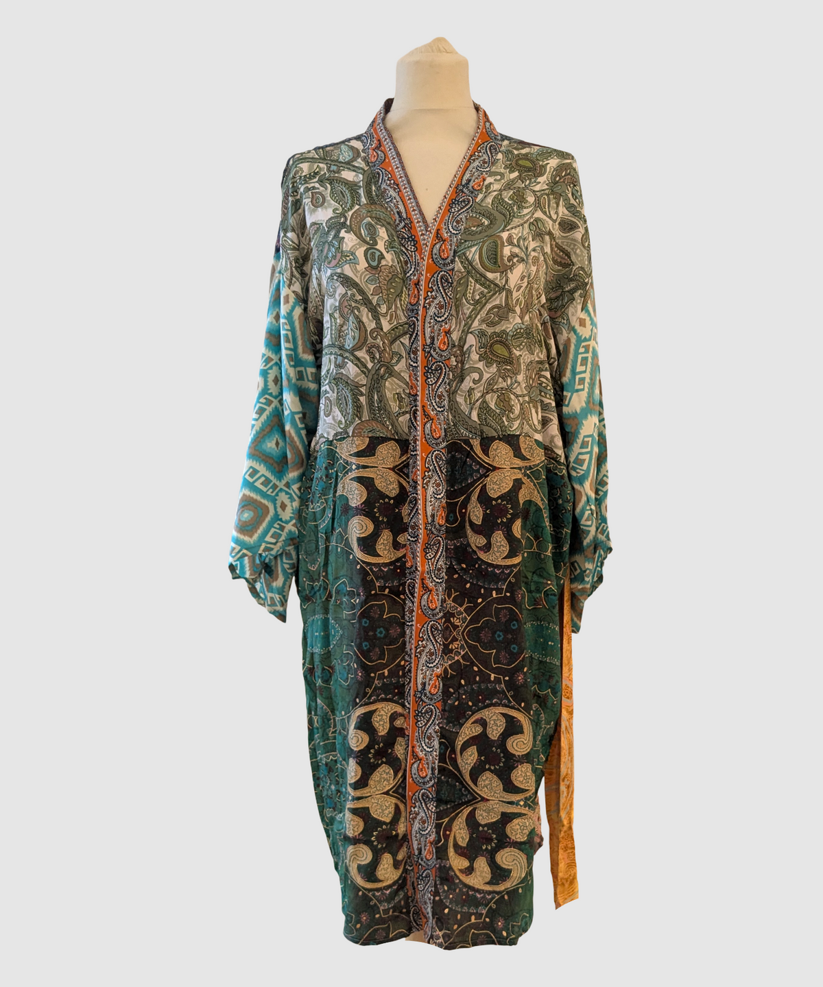 Kort silke kimono fra kvindekooperativet i Indien - Nala
