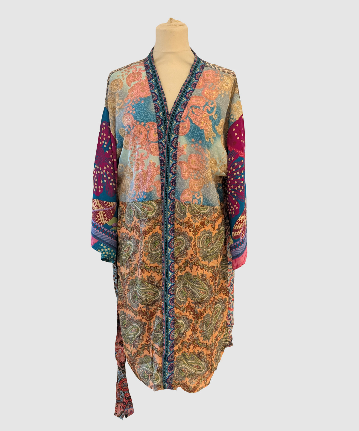 Kort silke kimono fra kvindekooperativet i Indien - Vilma