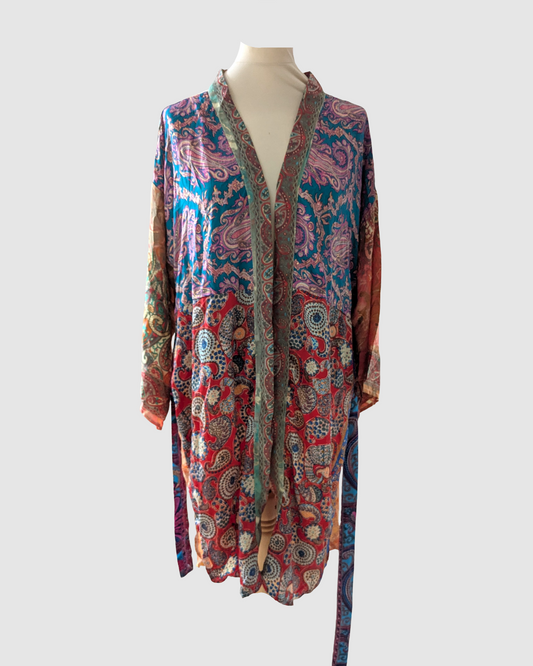 Kort silke kimono fra kvindekooperativet i Indien - Brita