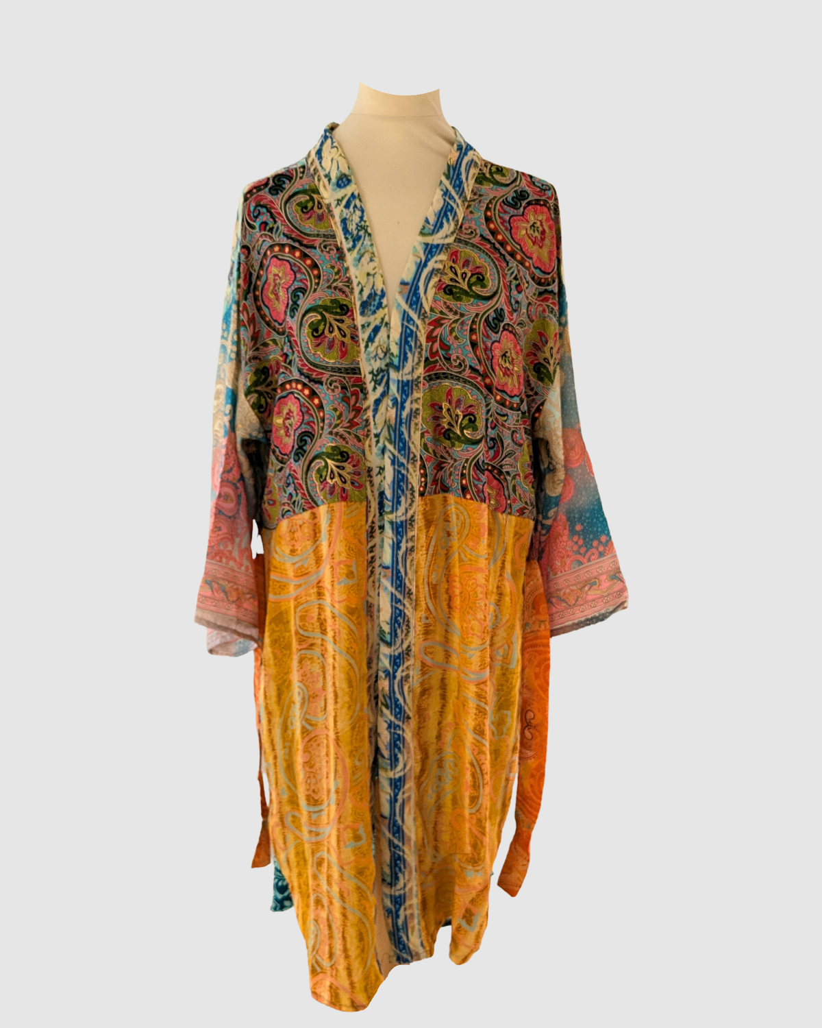 Kort silke kimono fra kvindekooperativet i Indien - Alma