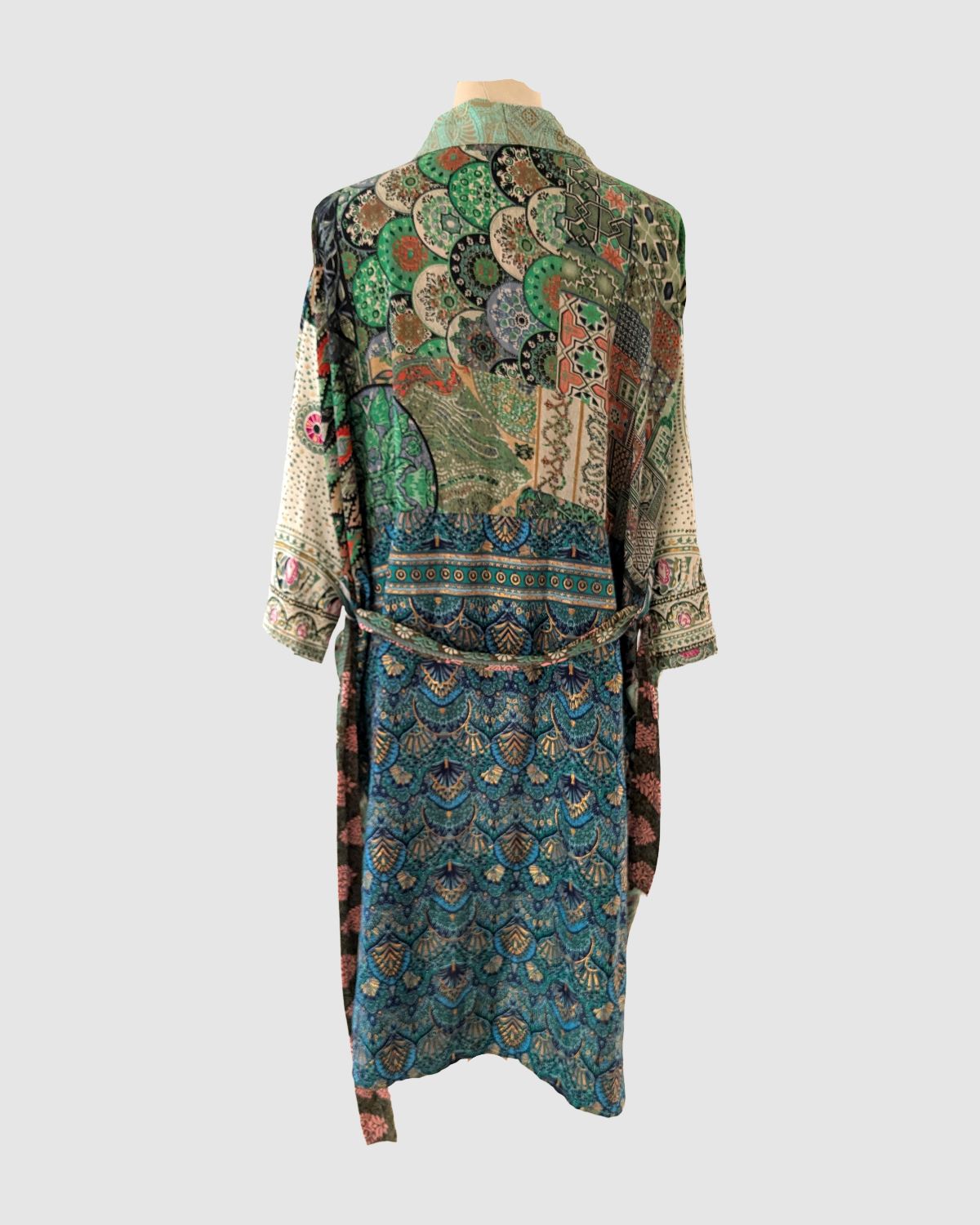 Kort silke kimono fra kvindekooperativet i Indien - Kerstin