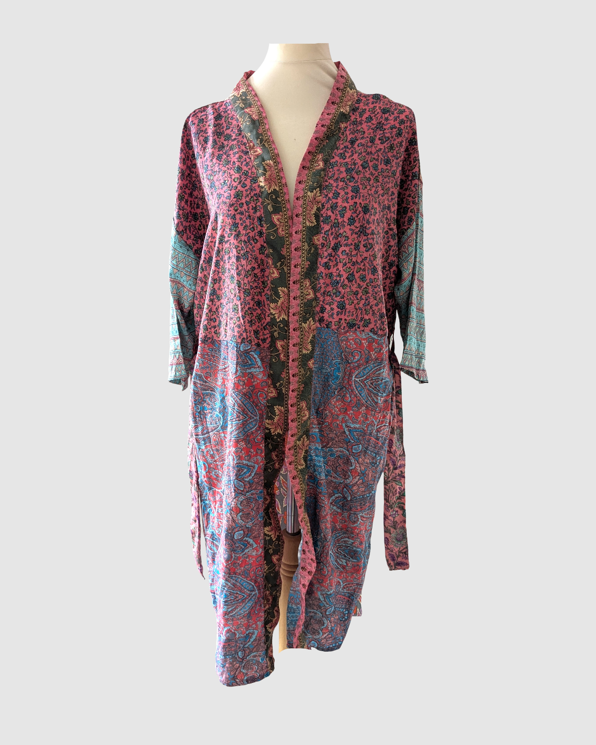 Kort silke kimono fra kvindekooperativet i Indien - Aura
